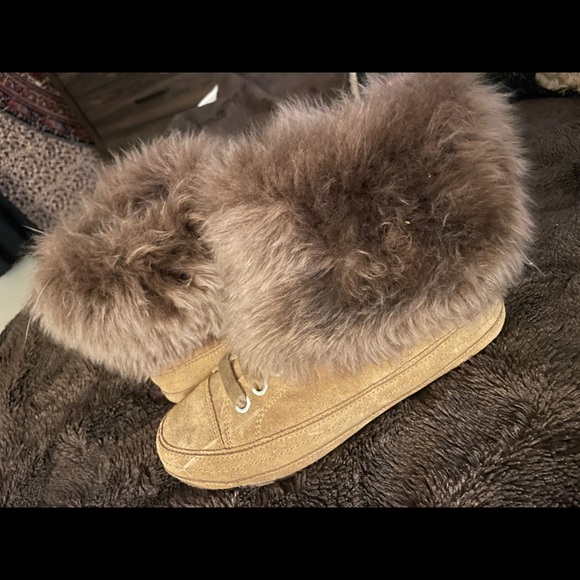 Fuzzy UGG boots - Picture 2 of 4